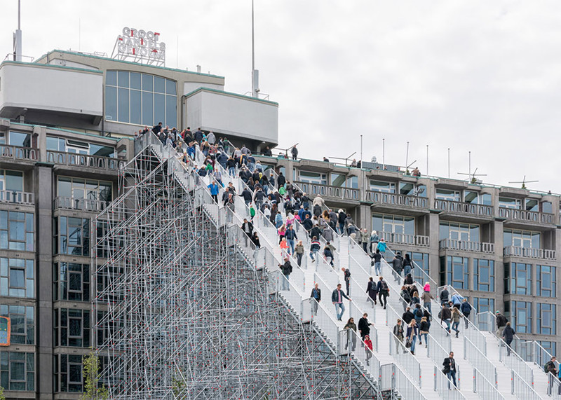 Архитектурное бюро MVRDV построило гигантскую лестницу-инсталляцию в Роттердаме 