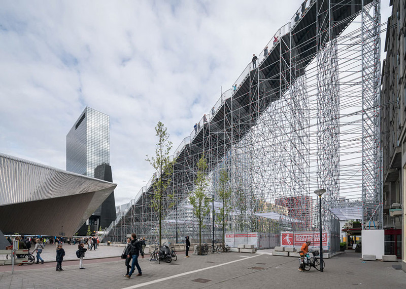 Архитектурное бюро MVRDV построило гигантскую лестницу-инсталляцию в Роттердаме 