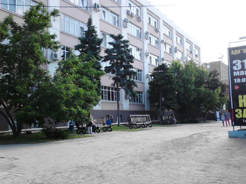 г. Астрахань, улица Ленина  напротив здания Кировской администрации