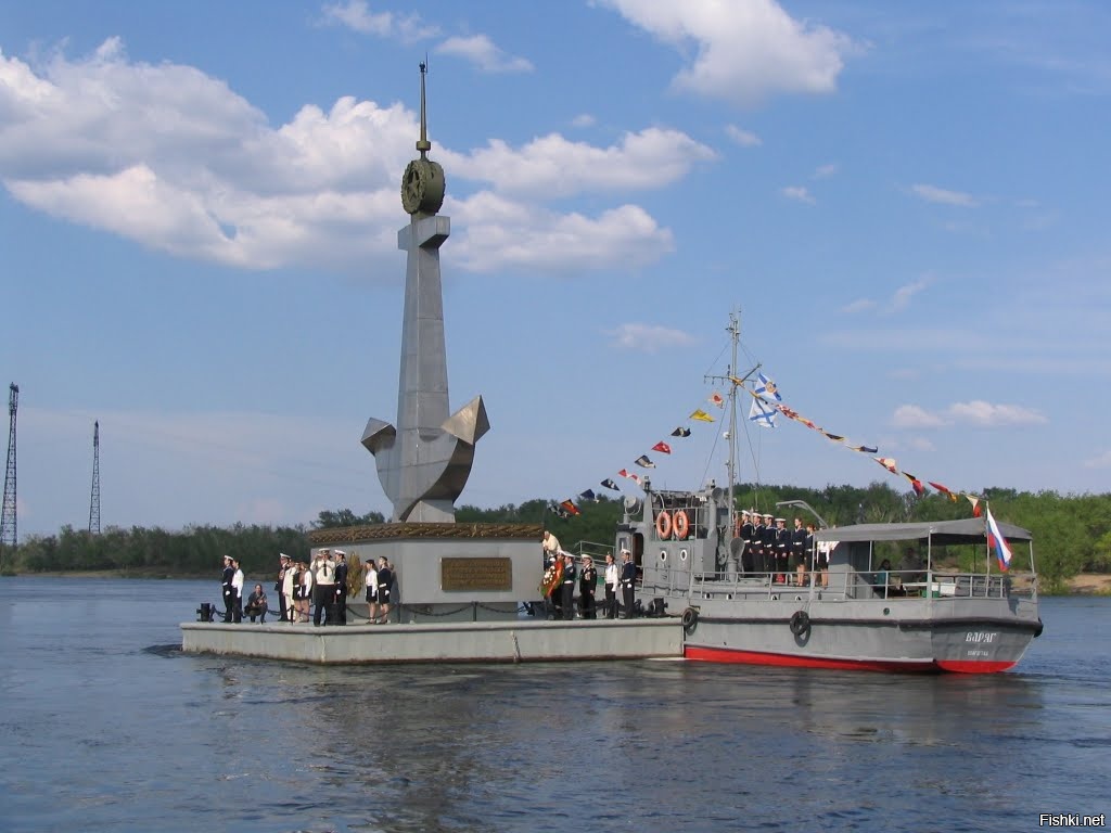 Волгеду. Плавучий памятник погибшим речникам Волгоград. Памятник речникам в Волгограде. Памятник речникам Волжской флотилии. Памятник морякам Волжской флотилии.