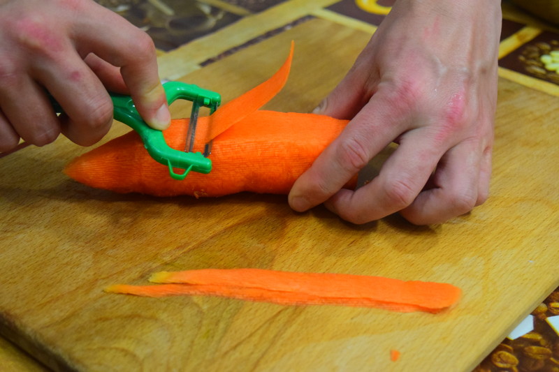 Овощечисткой на полоски нарезаем морковь