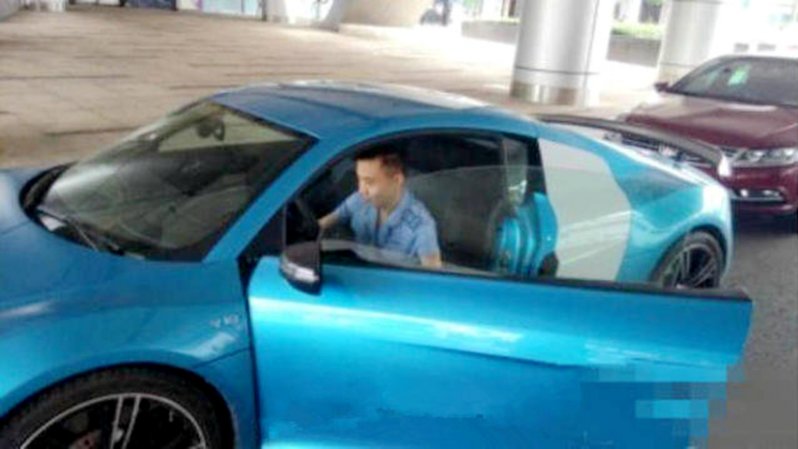 Китайский водитель автобуса ездит на работу на Lamborghini
