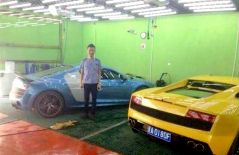 Китайский водитель автобуса ездит на работу на Lamborghini