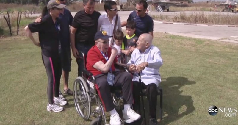 Ветеран Второй мировой войны встретился с мужчиной, которого 71 год назад спас из концлагеря