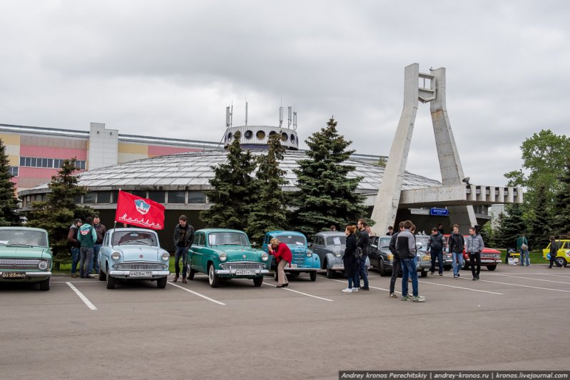 Встреча владельцев автомобилей "Москвич" перед бывшим музеем АЗЛК
