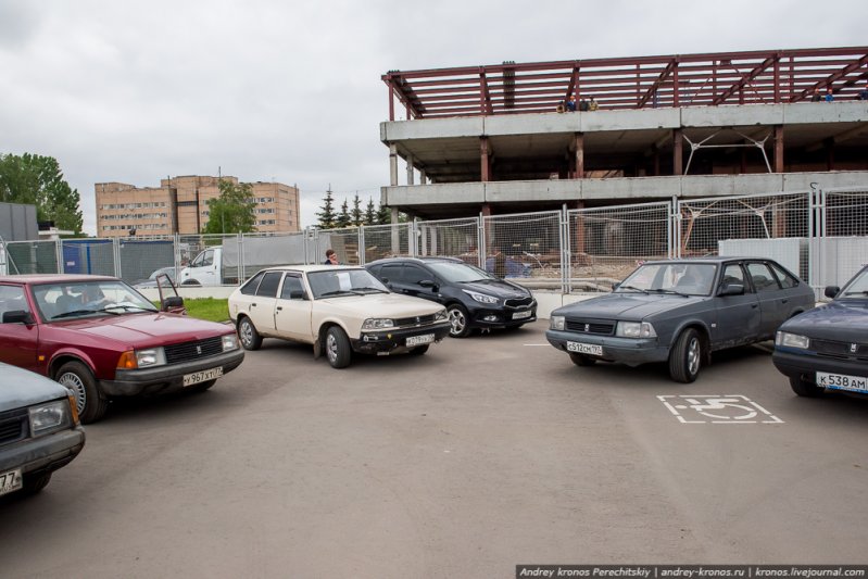 Встреча владельцев автомобилей "Москвич" перед бывшим музеем АЗЛК