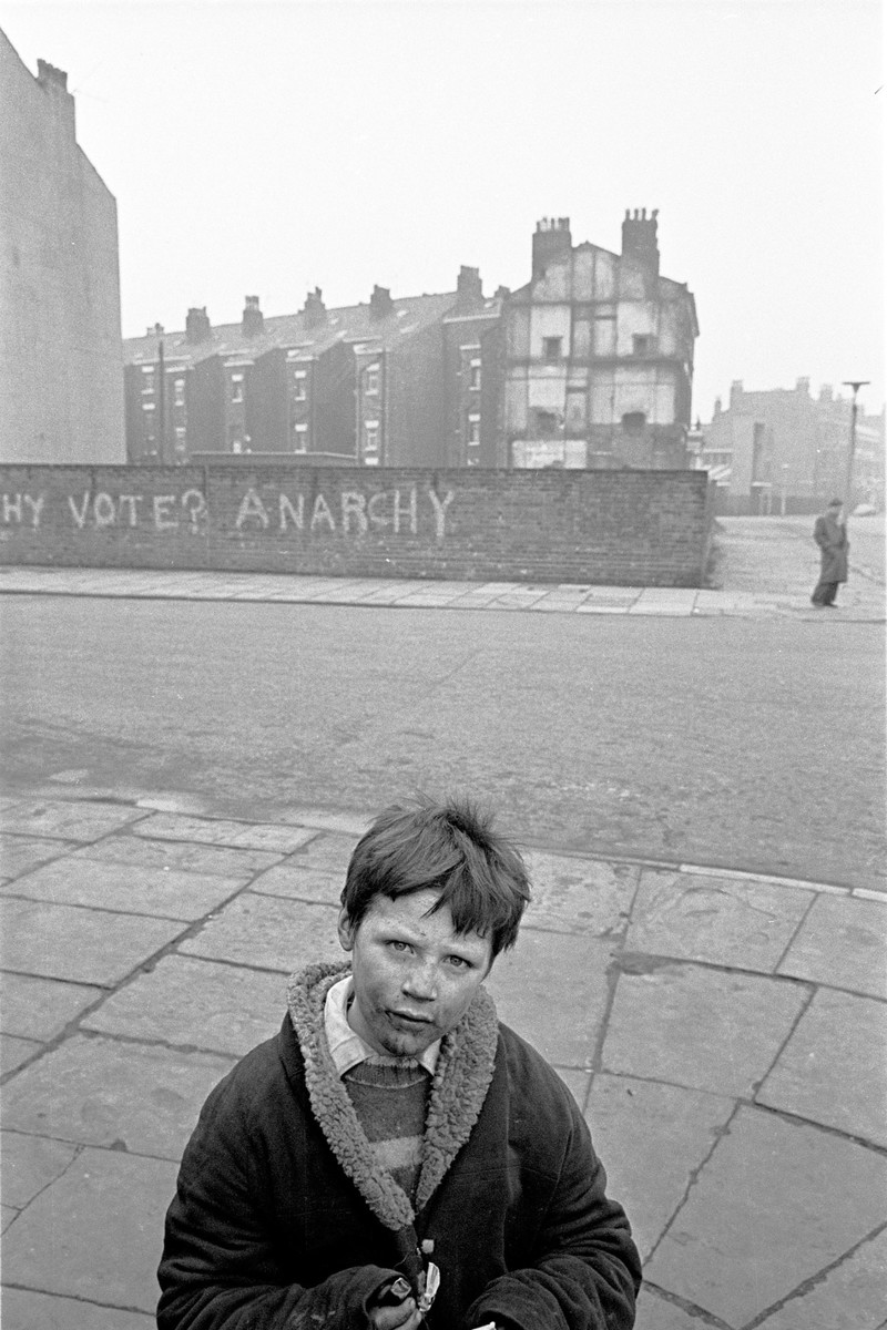 14. Ливерпуль, 1969. Мальчик на углу ливерпульской улицы.