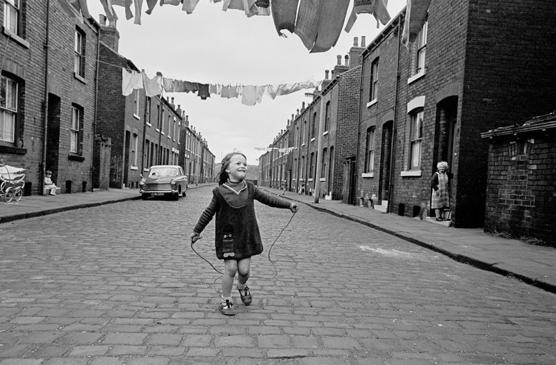 20. Лидс, 1970. Девочка прыгает в одном из дворов.
