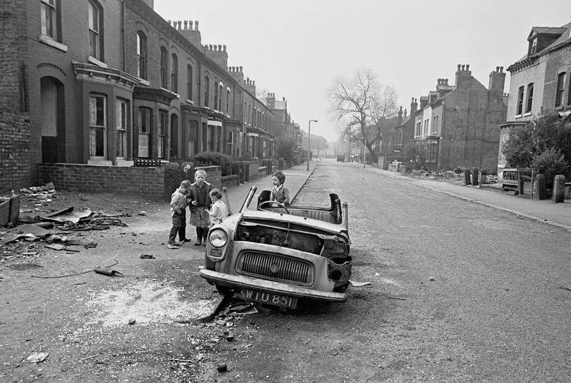 25. Манчестер, 1970. Дети играют в разрушенном автомобиле на улице.