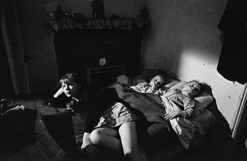 29. Лондон, 1969. Полина Костриц и ее младшие сестры дома.