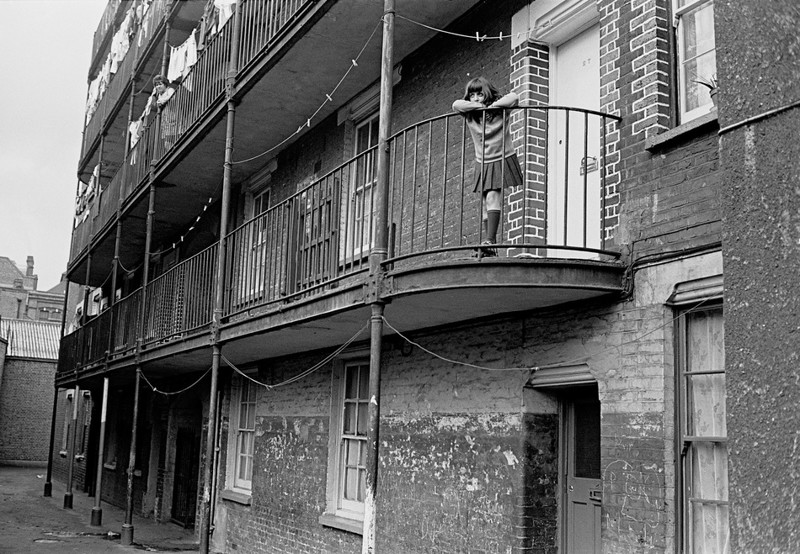 30. Лондон, 1970. Ребенок замечтался на балконе своего многоквартирного блока.