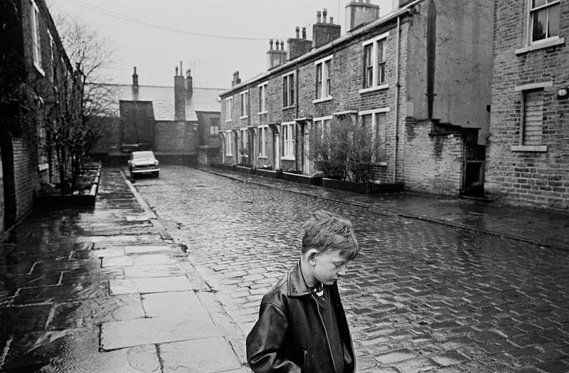 8. Брэдфорд, 1969. Мальчик стоит под дождем на Форстер-стрит.