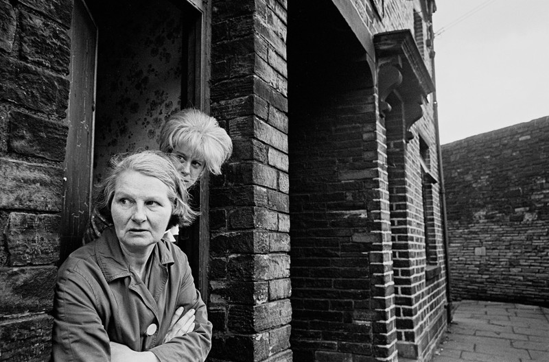 9. Брэдфорд, 1969. Мать и дочь выглядывают из своих трущоб.
