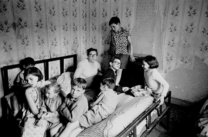 10. Брэдфорд, 1970. Переполненная квартира в полуразвалившемся доме.