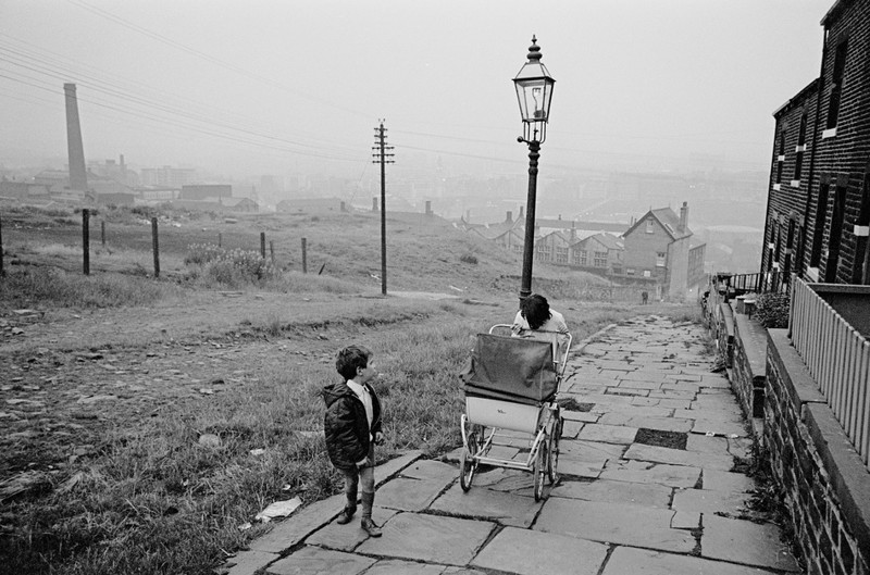 11. Брэдфорд, 1970. Толкая коляску по ужасной дороге.