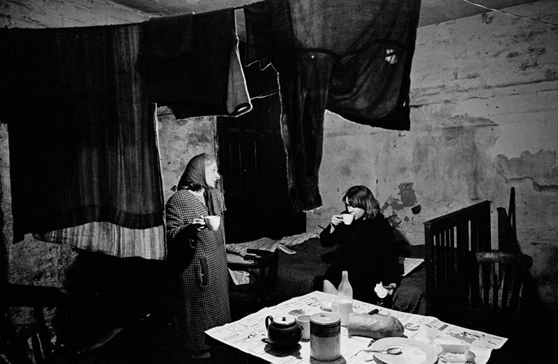 12. Ливерпуль, 1969. Мать и дочь в своей квартире, расположенной в подвале.