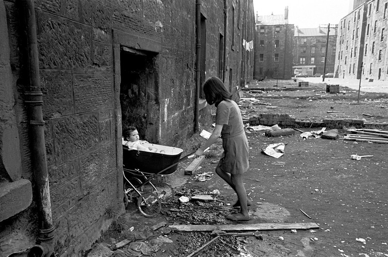 6. Глазго, 1970. Мать везет ребенка в жилье, расположенное в многоквартирном блоке.