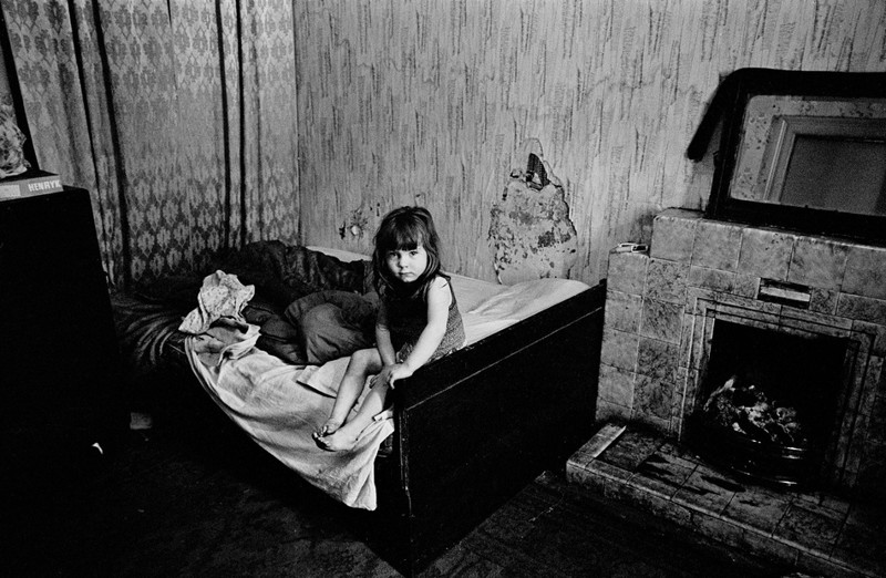 7. Глазго, 1970. Ребенок в сырой квартире полузаброшенного многоквартирного дома.