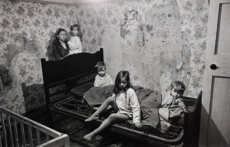 17. Бирмингем, январь 1969. Мистер и миссис Милн со своими четырьмя детьми жили в доме без ванной, горячей воды, с уличным туалетом и мокрыми стенами. В комнате не было отопления, на улице лежал снег, а окна были разбиты.