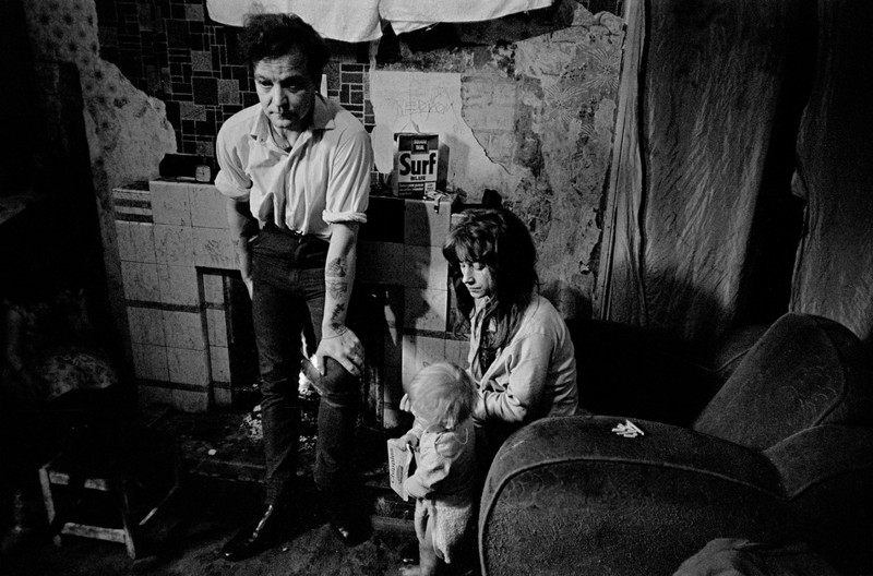 21. Ньюкасл, 1971. Семья в трущобах, где она живет.