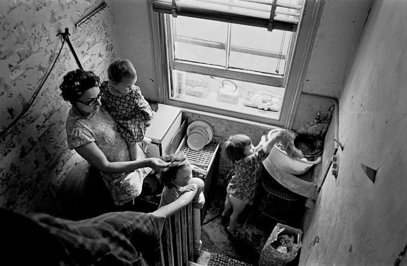 27. Лондон, 1972. Импровизированная кухня на лестнице дома в Брикстоне.