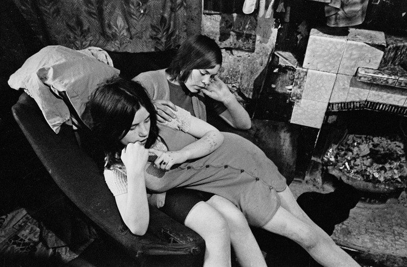 4. Глазго, 1970. Сестры делят кресло в многоквартирных трущобах.