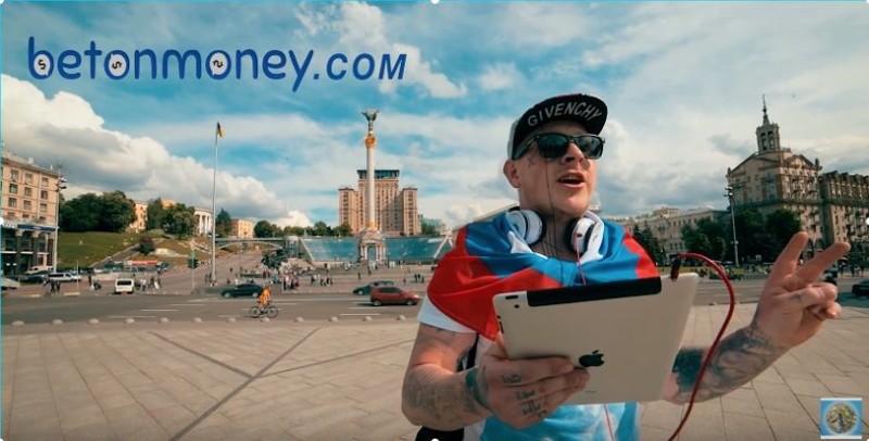 Мужчина ради денег исполнил гимн России на майдане Незалежности