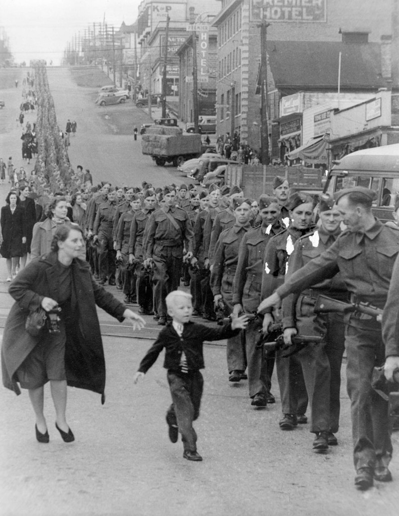 "Подожди меня, папа". Фото Клода Деттлоффа, Канада, 1 октября 1940 года.