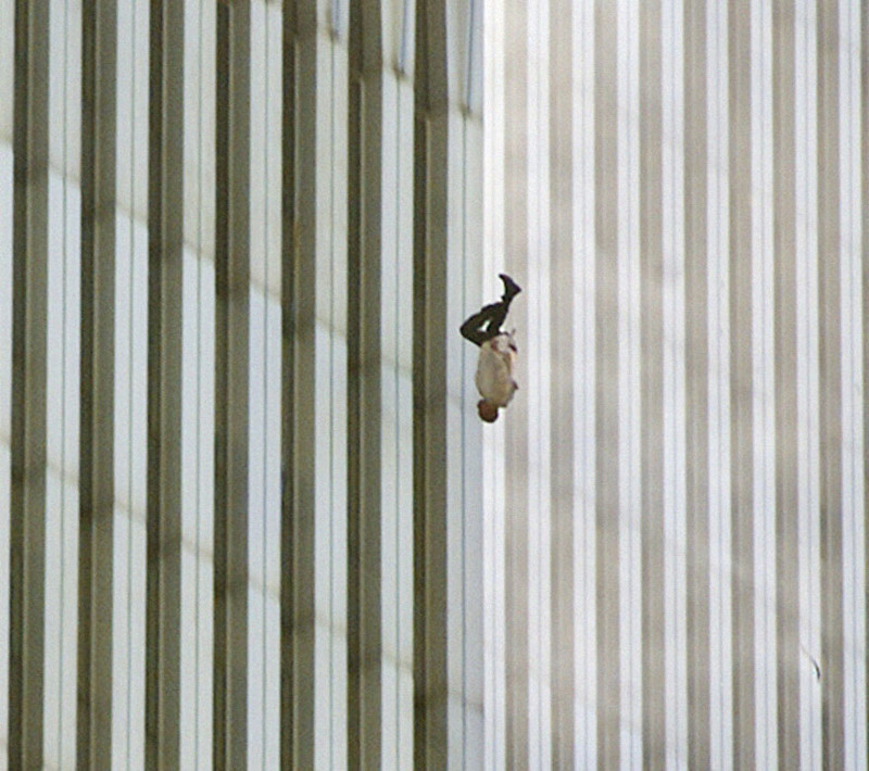 Мужчина выпрыгнул из окна Всемирного торгового центра. 9/11.