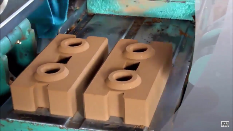 Производство кирпича из глины в Тайланде с помощью гидравлического станка