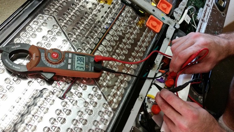 До того, как полностью ее разобрать, было замерено электрическое напряжение, подтвердившее рабочее состояние батареи.