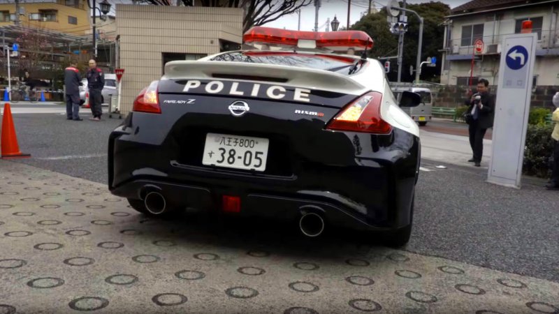 В Токио полицейский автопарк пополнился тремя спорткарами Nissan