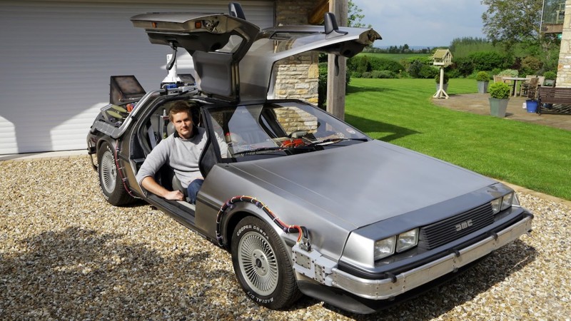 DeLorean из «Назад в будущее».