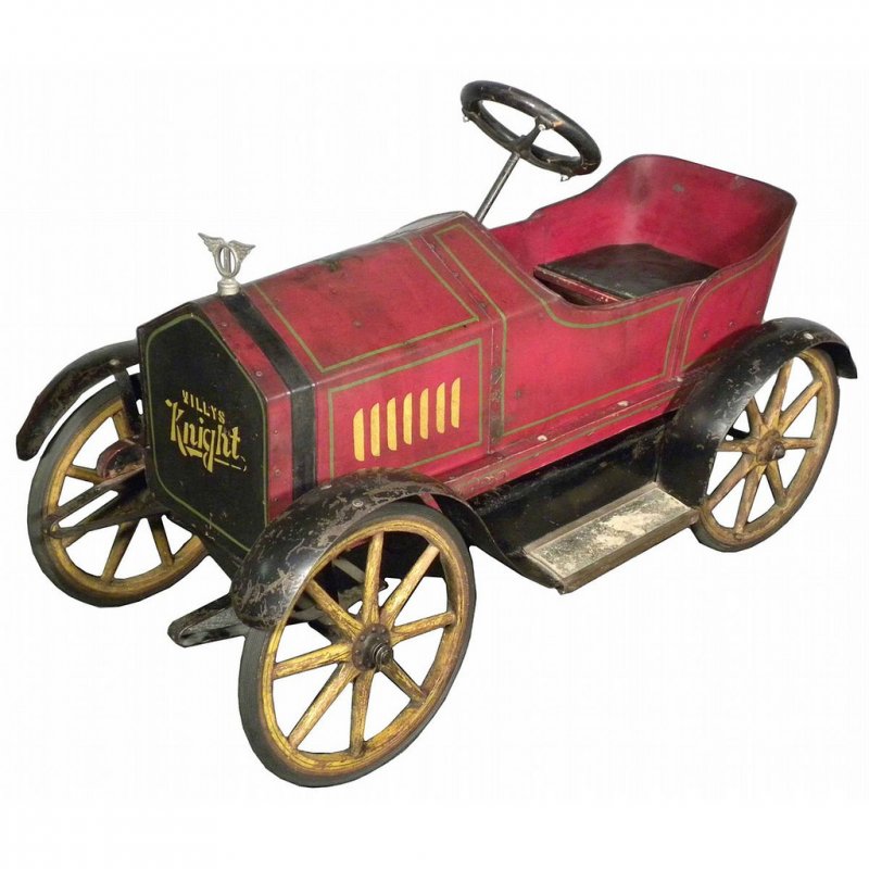 Детский автомобиль 'Willy's Knight' производства Gendron, США, 1917 год. Деревянный каркас с деревянными спицами. Длина машины 122 см.