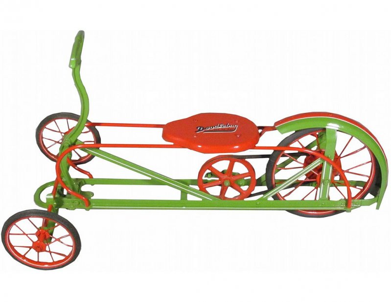 Далее сопутствующие педальным автомобилям объекты детских забав. Скутер "Doodle Bug" из каталога The Irish Mail, который можно видеть на предыдущей фотографии. Производство Beckley Ralston Co. Chicago, США. Длина 96,5 см.