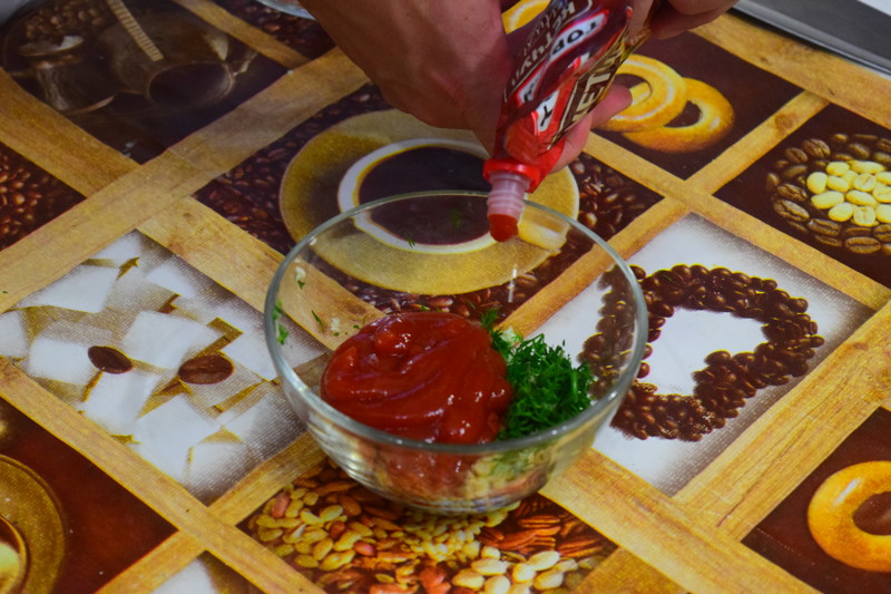 Добавляем кетчуп(или соус) чили