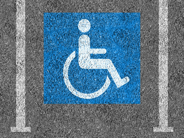 7. В некоторых государствах вам положено временное использование парковки для инвалидов.