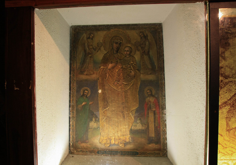 12.  Икона Пресвятой Богородицы Пицундская (Бичвинтская). Икона вычеканена из позолоченного серебра. Написана в 1568 году.