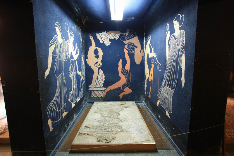 16. Остатки подлинного мозаичного пола из храма.