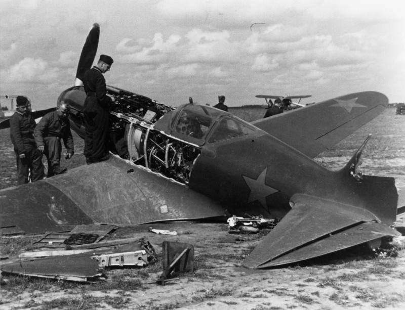 Немцы осматривают захваченный на аэродроме МИГ 3