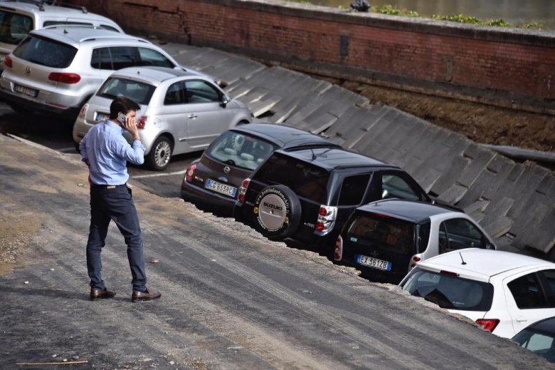 Во Флоренции десятки автомобилей провалились под землю