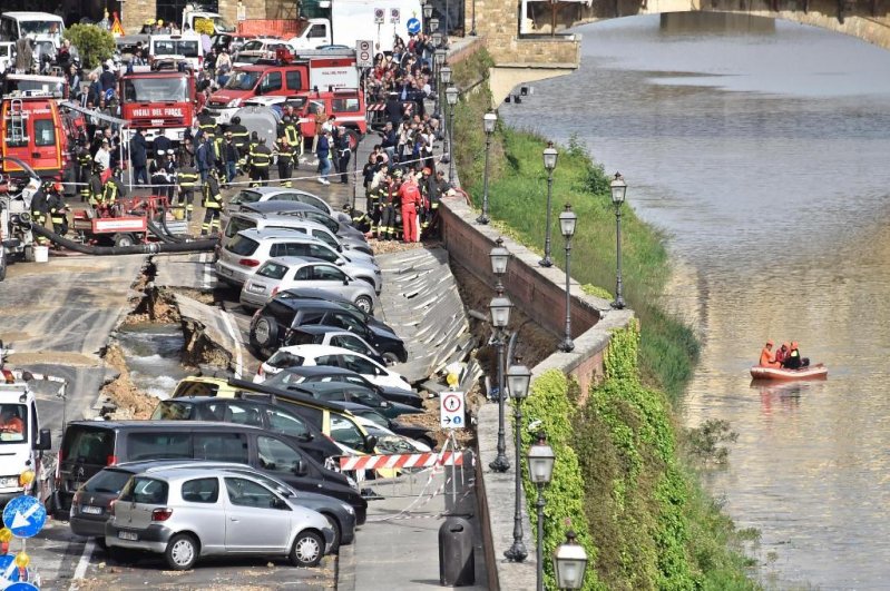 Во Флоренции десятки автомобилей провалились под землю