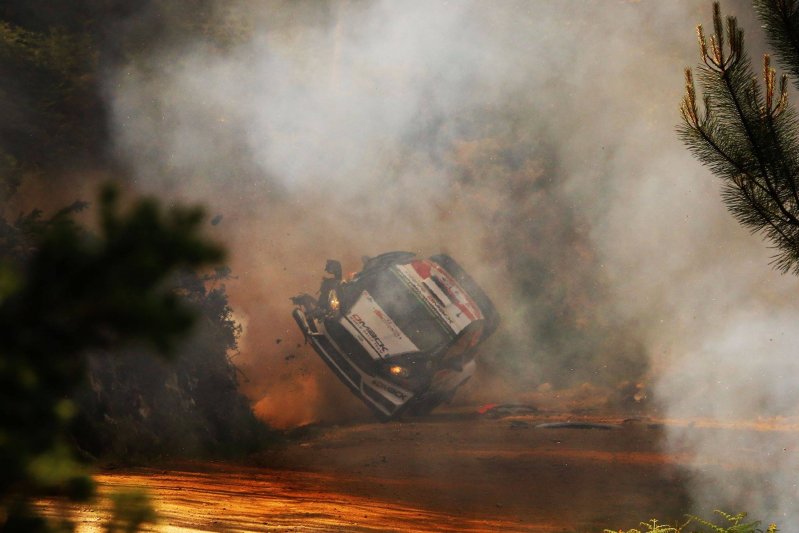Раллийный Hyundai сгорел в Португалии