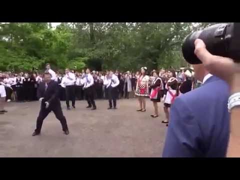 Зажигательный танец директора саратовского Восточно-Европейского лицея 