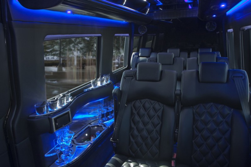 12. 300 тыс. долларов за Mercedes Party Bus