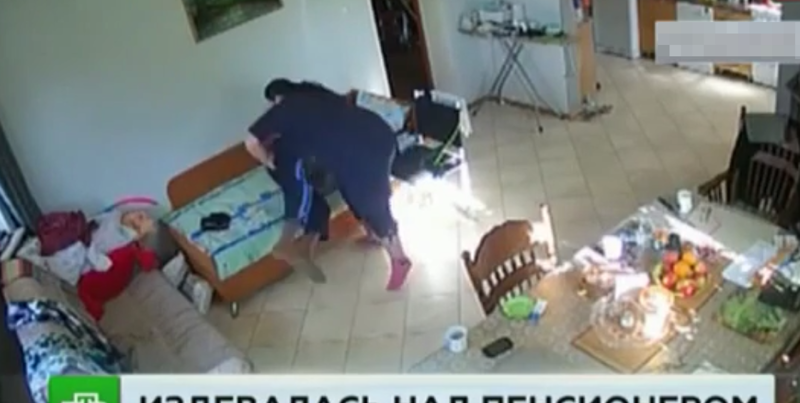 Издевательства сиделки над пенсионером в Подмосковье попали на видео