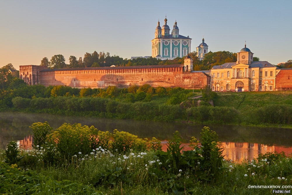 Река Днепр храм