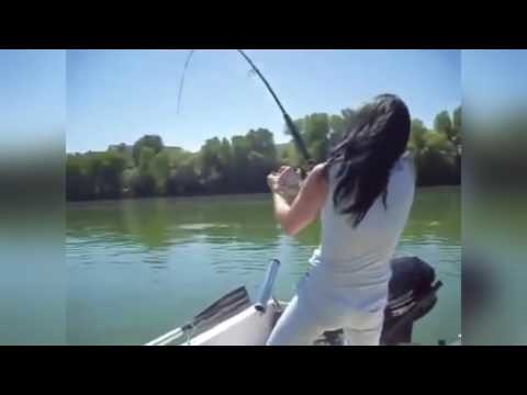 Сможет ли девушка вытянуть рыбу? 