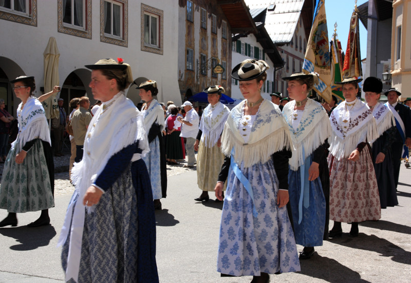 В каждом альпийском городке или деревушке есть общества сохранения традиционного "трахта"