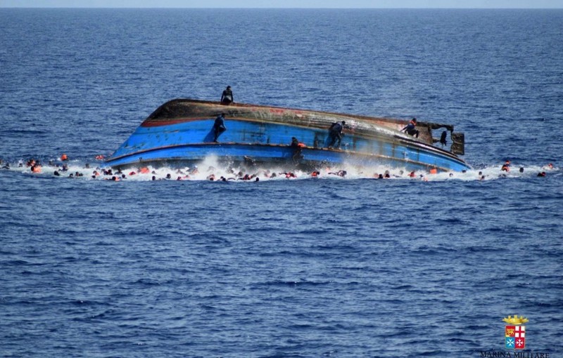 Лодка с мигрантами перевернулась в Средиземном море  